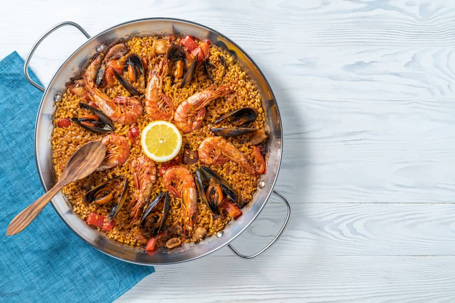 Sorprende a todos en la mesa con esta exquisita paella de mariscos.