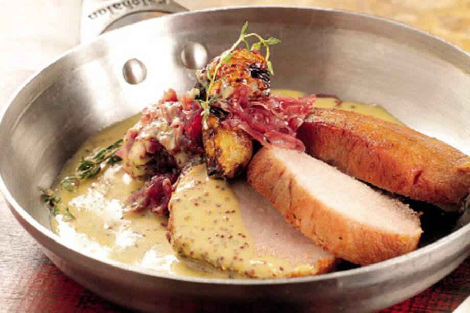 Lomo de cerdo en salsa de mostaza y repollo preparado