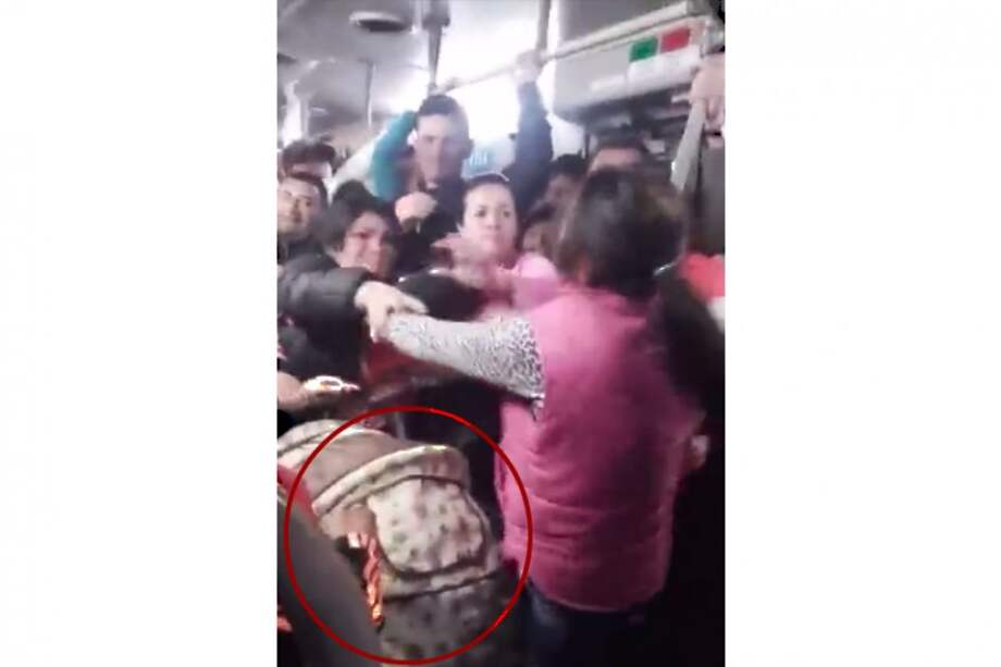 Mujer con bebé en coche protagoniza pelea con pasajera en TransMilenio