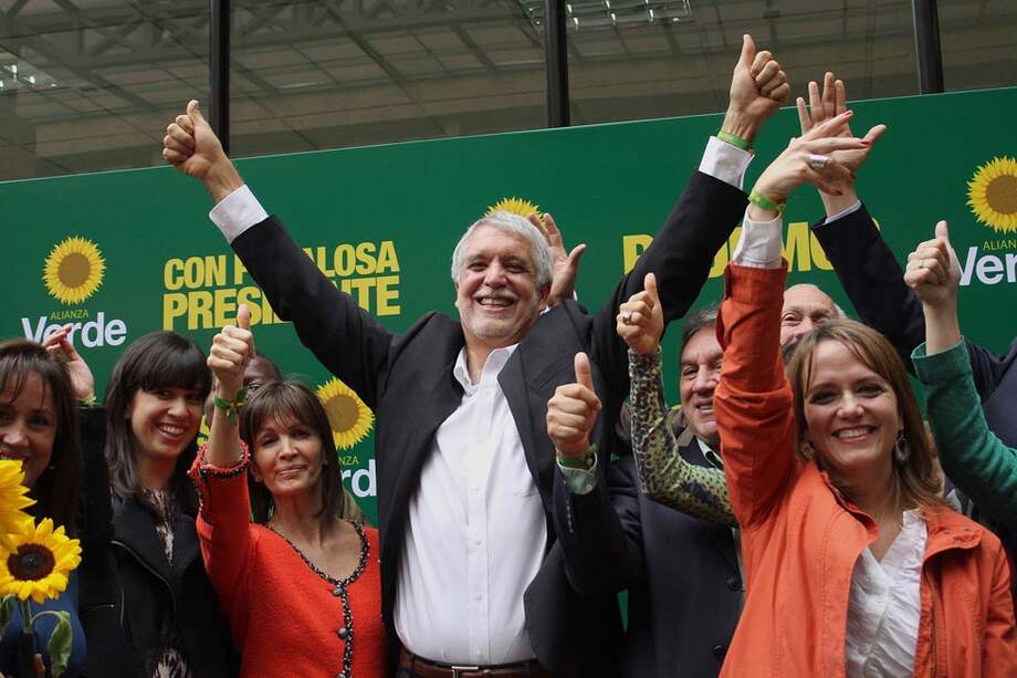 Enrique Peñalosa, candidato presidencial, con sus más cercanos colaboradores. / AFP