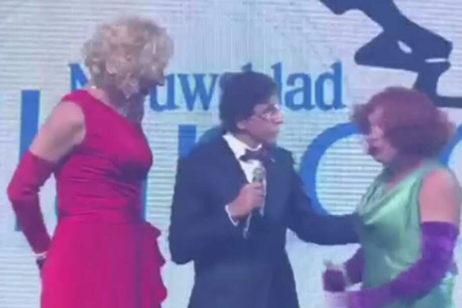 El primer ministro junto a los travestis.