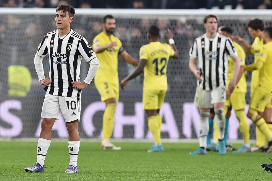 Paulo Dybala en medio de un partido entre Juventus y Villareal por Champions League.