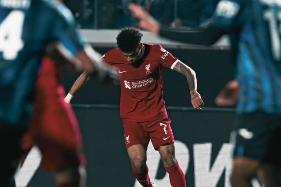 Luis Díaz (cent.), de Liverpool, en el partido contra Atalanta por la Europa League.