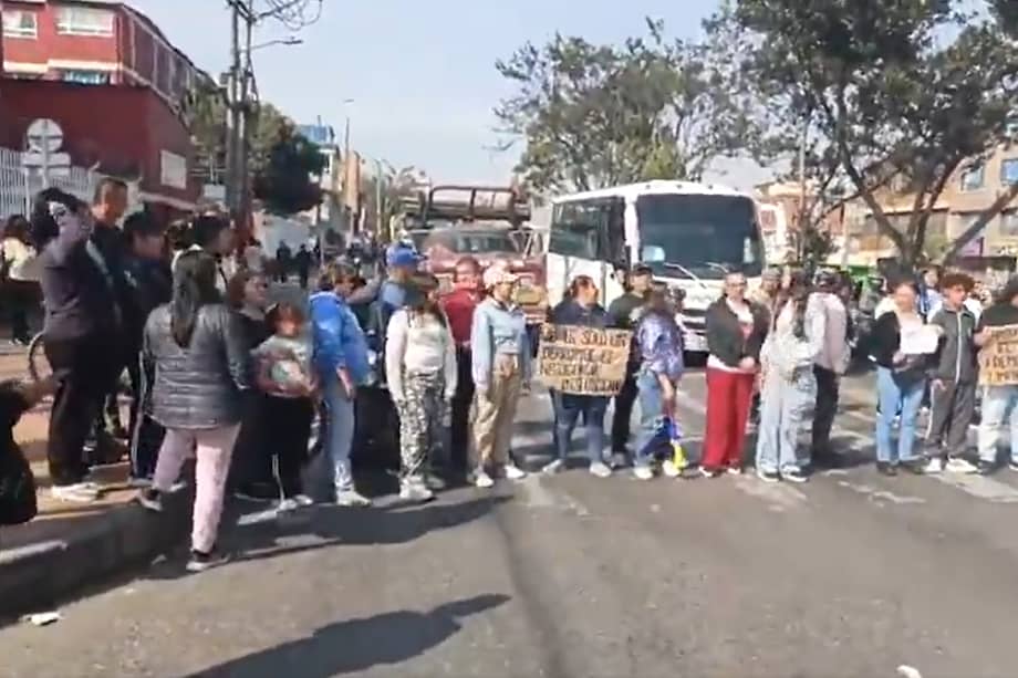 Bloqueos en la Av. Agoberto Mejía con calle 57A Sur