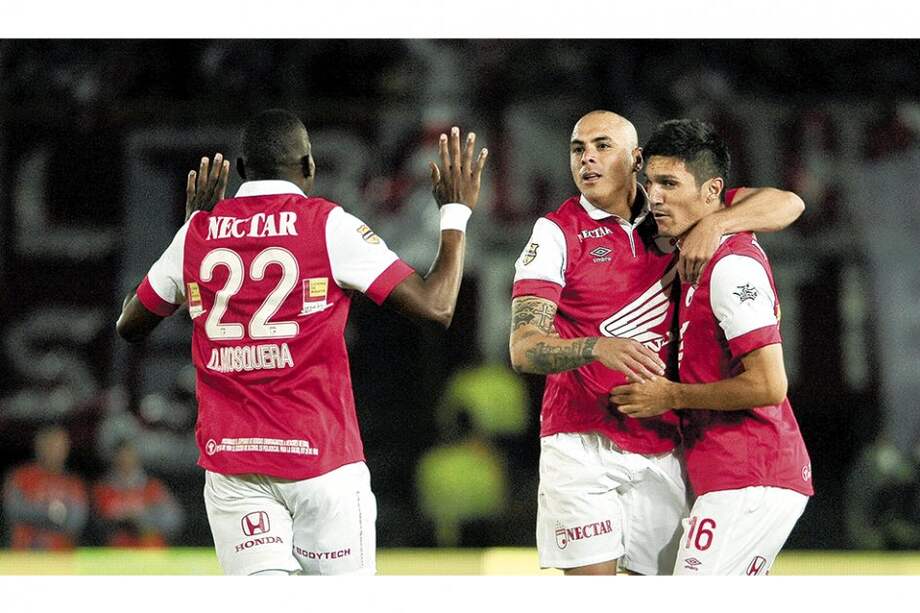 Dairon Mosquera (Izq.), Ómar Pérez y Daniel Torres (Der.), tres de las figuras de Santa Fe en el partido de anoche ante Tolima. / Archivo - El Espectador