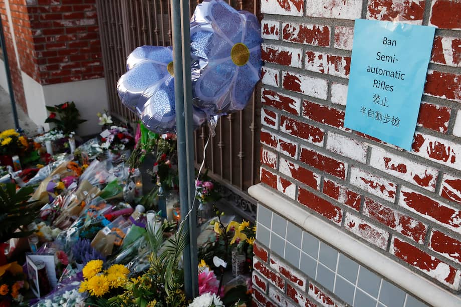 Ofrenda floral en Monterey Park, en California, lugar de un tiroteo el sábado último. //EFE/EPA/CAROLINE BREHMAN