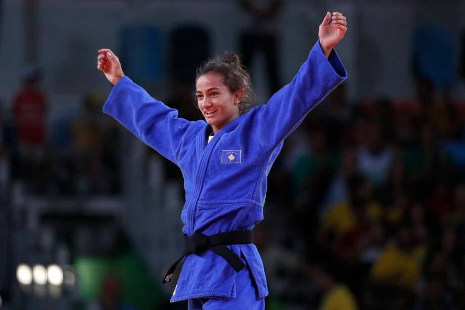 La judoca Majlinda Kelmendi, de Kosovo, celebra al ganar la medalla de oro de judo menos de 52 kilogramos en los Juegos Olímpicos de Río 2016. / Efe