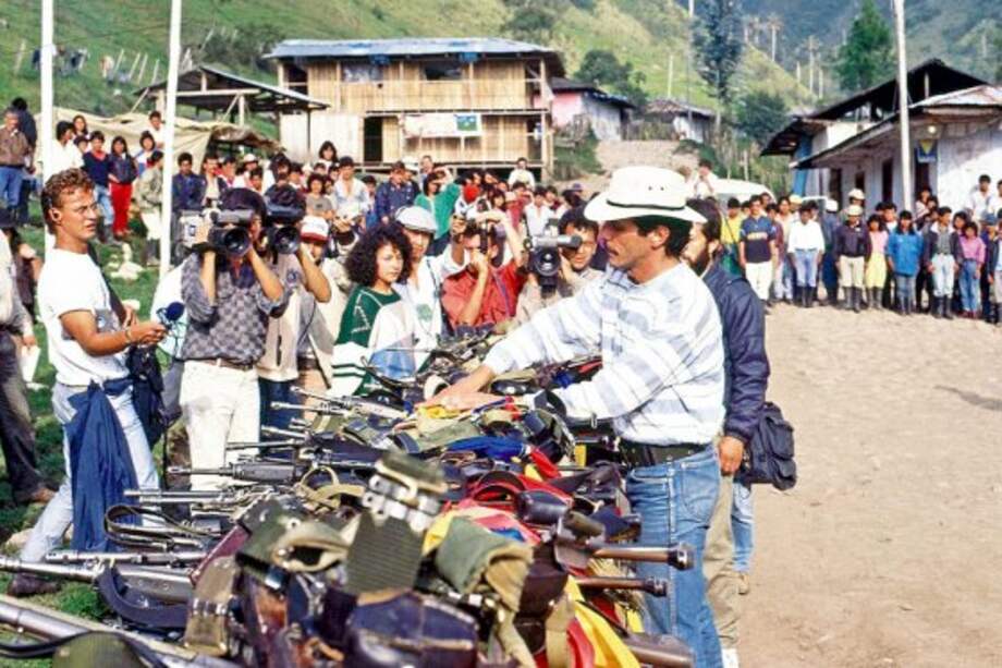 Carlos Pizarro lideró la entrega de armas por parte del M-19, el 8 de marzo de 1990, en el campamento de Santo Domingo (Cauca). / Archivo El Espectador