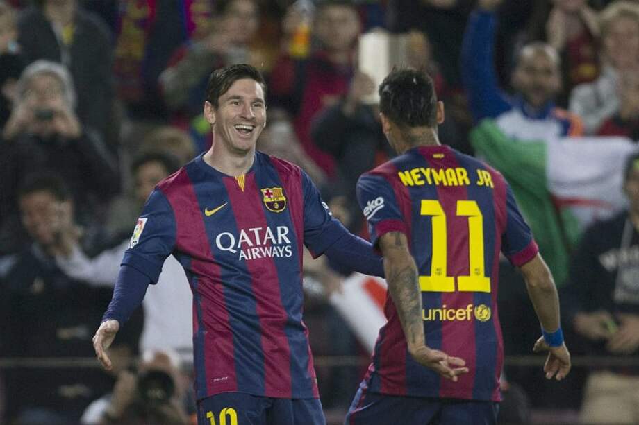 Messi y Neymar celebran uno de los tantos en la goleada del Barcelona. Foto: AFP