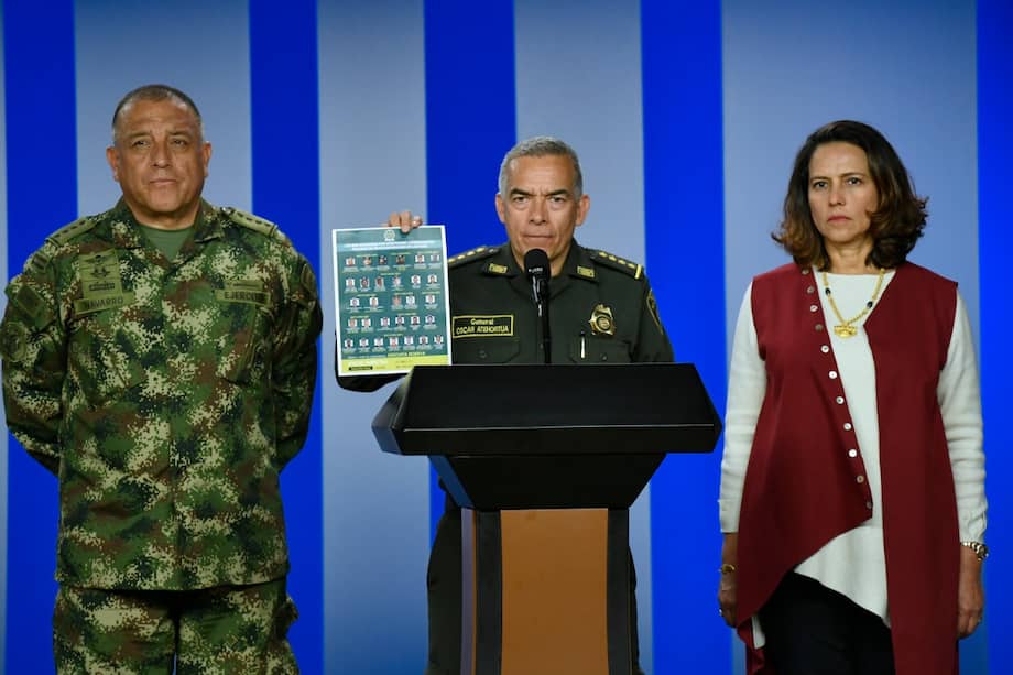 En la foto, el comandante general de las Fuerzas Militares, general Luis Fernando Navarro; el director de la Policía Nacional, Óscar Atehortúa; y la ministra del Interior, Nancy Patricia Gutiérrez. / SIG