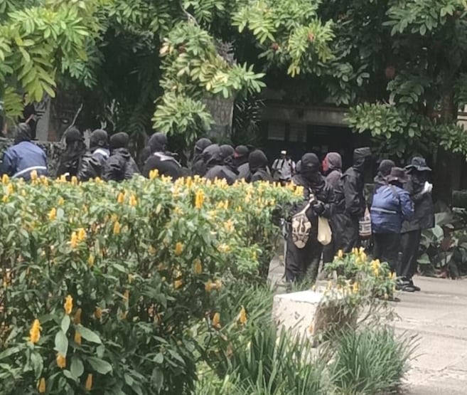 Evacuaron Universidad de Antioquia en Medellín por desmanes con encapuchados
