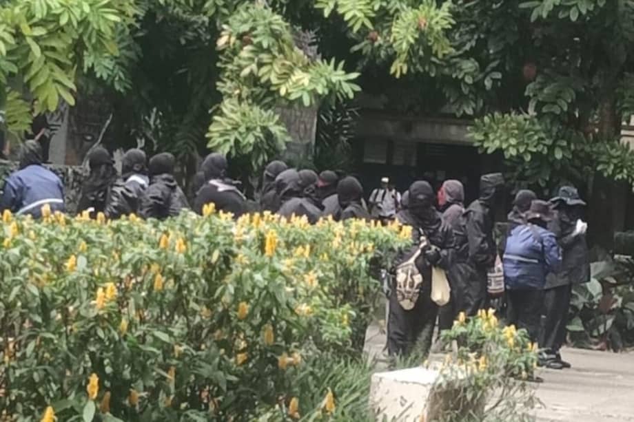 Según la alcaldía, 40 encapuchados ingresaron a la universidad. Portan armas de paintball.