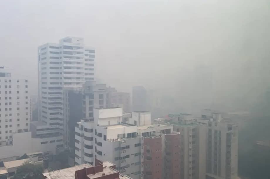 Desde la mañana, en el norte de Barranquilla se han reportado grandes nubes de humo provenientes de un nuevo incendio en isla Salamanca.
