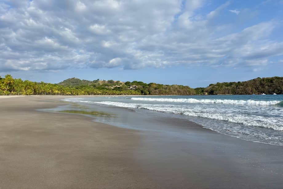 Las playas de Costa Rica son un paraíso de turismo sostenible dividido entre dos costas: el Pacífico, ideal para el surf y la aventura, y el Caribe, famoso por sus aguas cristalinas, arena dorada y cultura afrocaribeña.