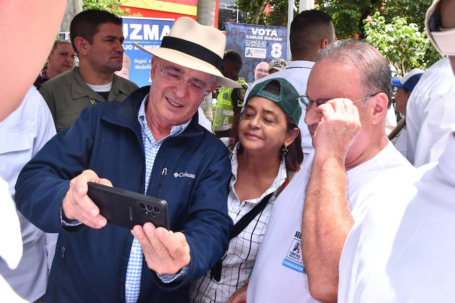 El expresidente Álvaro Uribe recorre varias ciudades del país para impulsar a los candidatos del Centro Democrático de cara a las elecciones regionales.