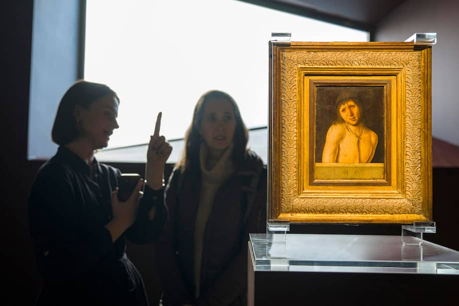 NUEVA YORK (ESTADOS UNIDOS), 30/01/2026.- Personas observan la obra 'Ecce Homo' (1460) del pintor italiano Antonello da Messina, exhibida durante una presentación a la prensa este viernes, en la casa de subastas Sotheby's en Nueva York (EE.UU.).