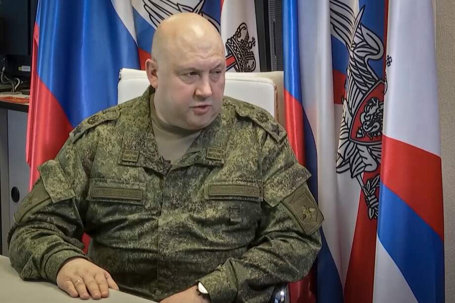 El general ruso Serguéi Surovikin, encargado de las operaciones en Ucrania, afirmó el martes en el canal Rossiya 24 que el ejército iba a “garantizar antes que nada la evacuación segura de la población” de Jersón.