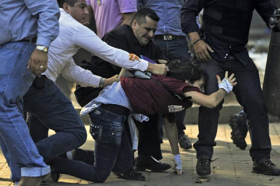 Oficialistas venezolanos agreden a periodistas de AFP