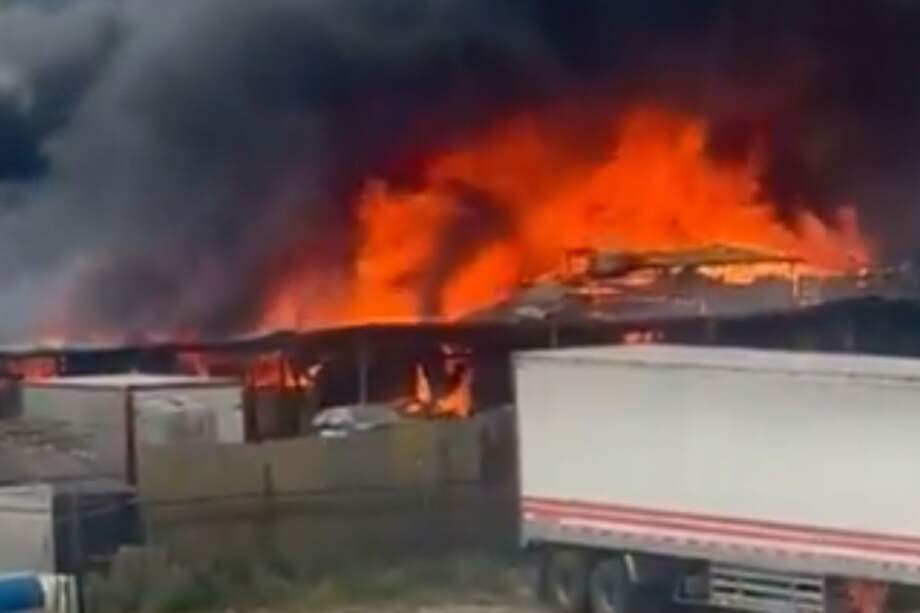 Incendio ocasionado por un vehículo.