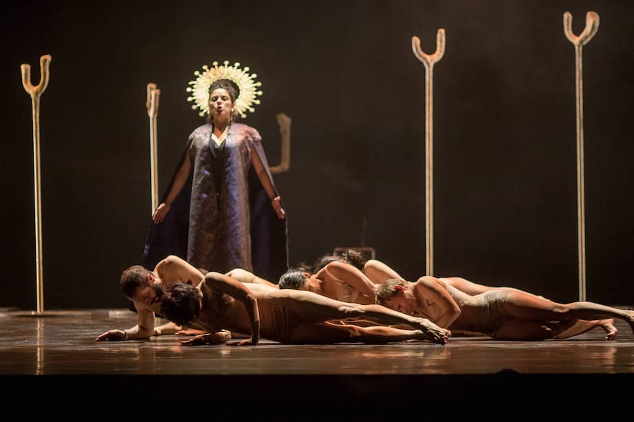 Imagen de una de las escenas de "La miel es más dulce que la sangre", de la compañía de L’Explose Danza, bajo la dirección de Tino Fernández y la dramaturgia de Juliana Reyes, obra que se presenta en La factoría. / Cortesía La factoría