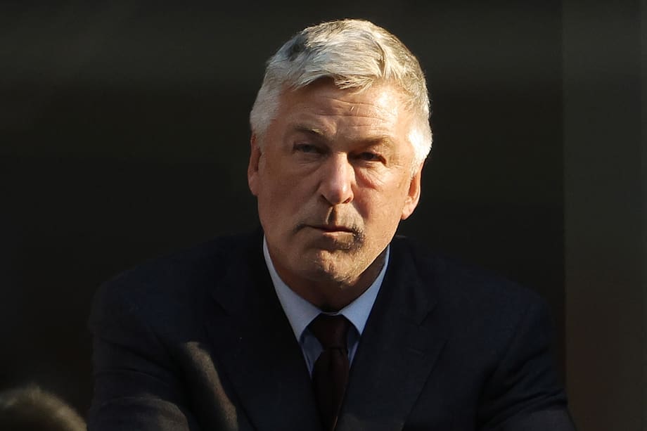 Alec Baldwin no fue el único mencionado en la decisión, ras la muerte de la directora de fotografía de la película. EFE/EPA/JASON SZENES