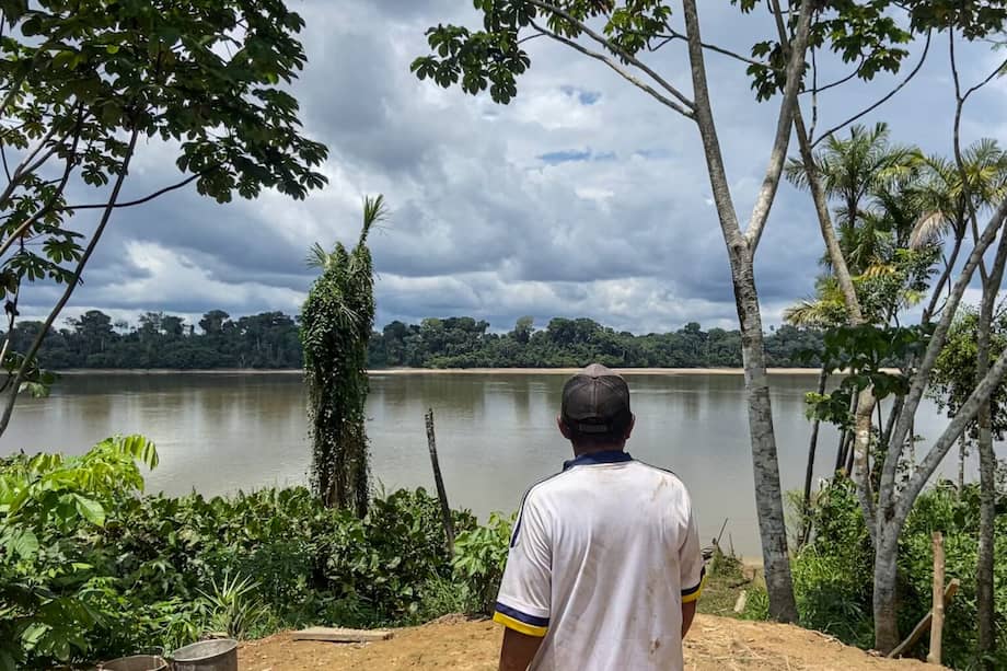 El abuelo contempla el río Caquetá, que más abajo entra a Brasil, donde se conoce como el Japurá.