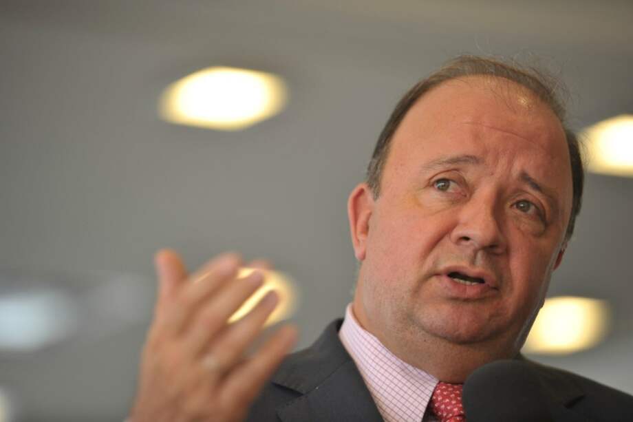 El ministro de defensa, Luis Carlos Villegas, responde a las declaraciones del ELN respecto al cese bilateral. / Foto: Cristian Garavito