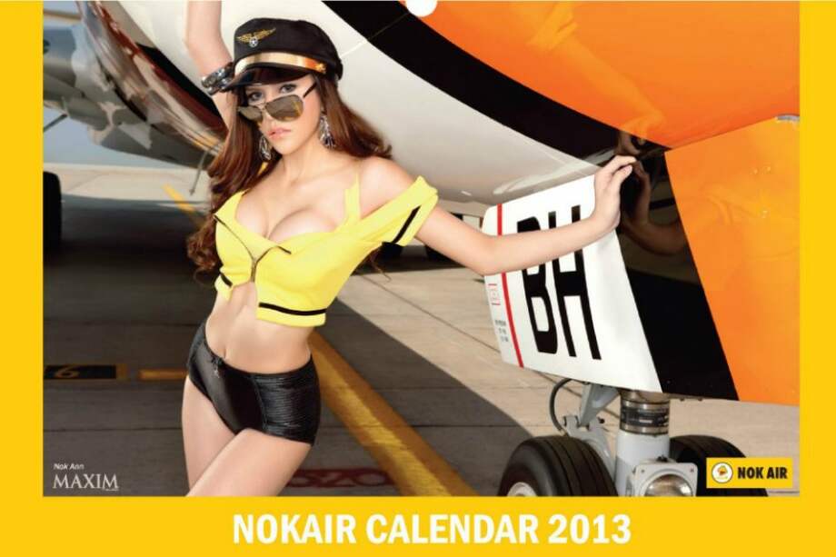 Sensual calendario de azafatas en bikini genera molestia en gobierno de Tailandia