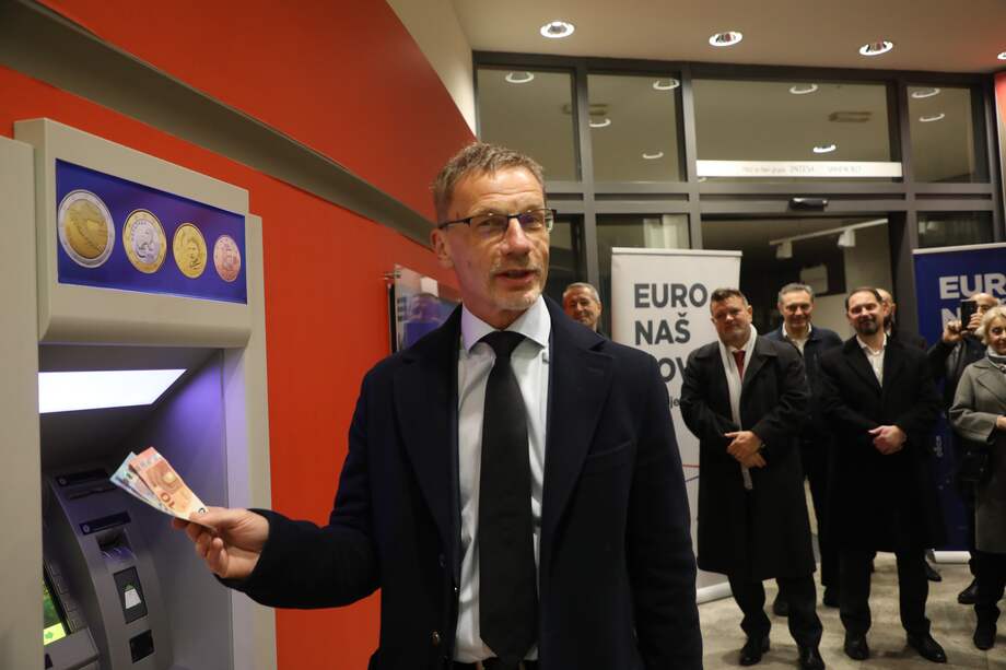 El presidente del Banco Nacional de Croacia, Boris Vujcic, toma los primeros billetes en euros en un cajero automático en Zagreb, Croacia, el 01 de enero de 2023.