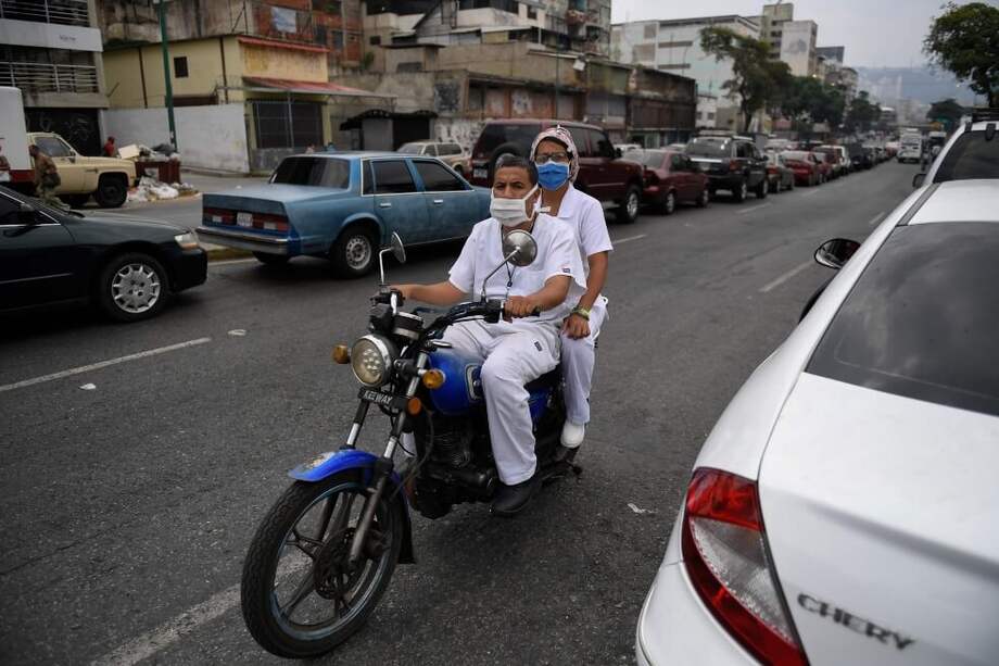 Según Human Rights Watch, médicos y profesionales de salud en Venezuela han denunciado persecuciones por parte del gobierno.