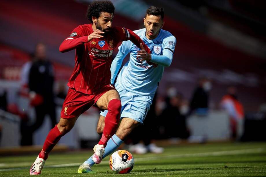 Mohamed Salah (Liverpool) en disputa del balón con el jugador Dwight McNeil (Burnley) en la jornada 35 de la Premier League.