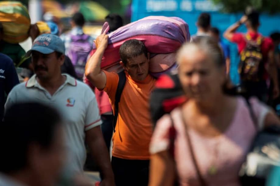 Muchos venezolanos han tenido que emigrar a otros países debido a la grave crisis que vive su país. / AFP