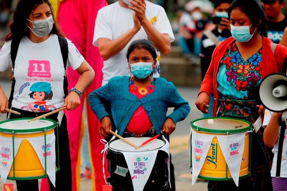 Varias niñas tocan instrumentos durante una jornada de manifestaciones por el Día Internacional de la Niña en Ciudad de Guatemala (Guatemala).