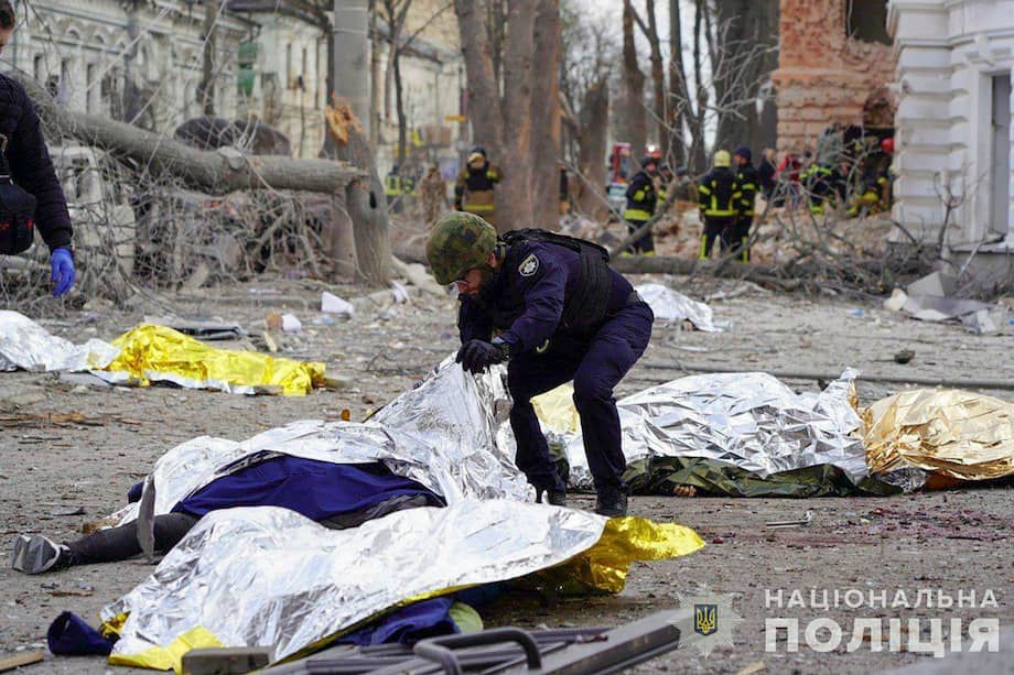 Una foto facilitada por la Policía Nacional de Ucrania muestra a un agente inspeccionando los cuerpos de las víctimas en el lugar del impacto de un cohete en el centro de Sumi, Ucrania, el 13 de abril de 2025, durante la invasión rusa.