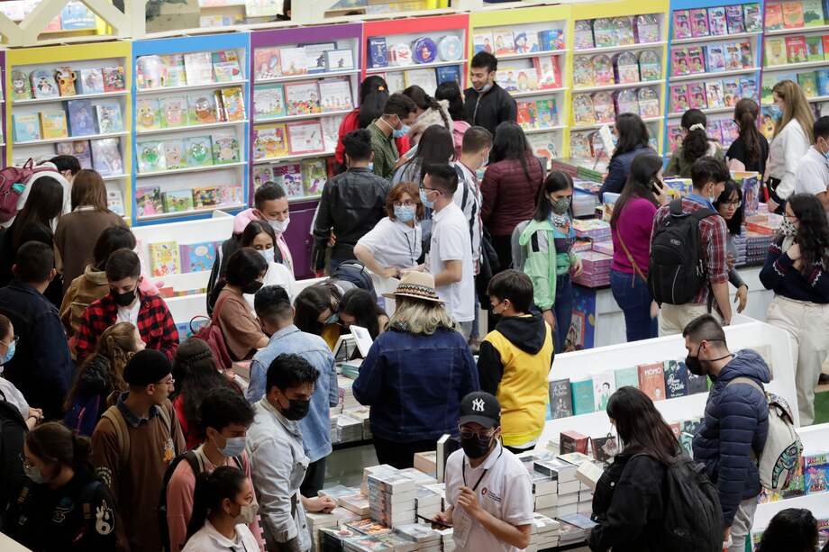 Grupos de personas recorren los pabellones Feria Internacional del Libro de Bogotá (FILBo), hoy, en el recinto ferial de Corferias en Bogotá.