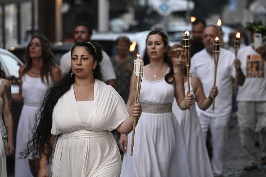 Personas caracterizadas como antiguos griegos desfilan con antorchas por la localidad de Litochoro, en el norte de Grecia, como parte del Festival Promitheia, un evento de cuatro días dedicado a rendir homenaje a los dioses de la antigua Grecia.