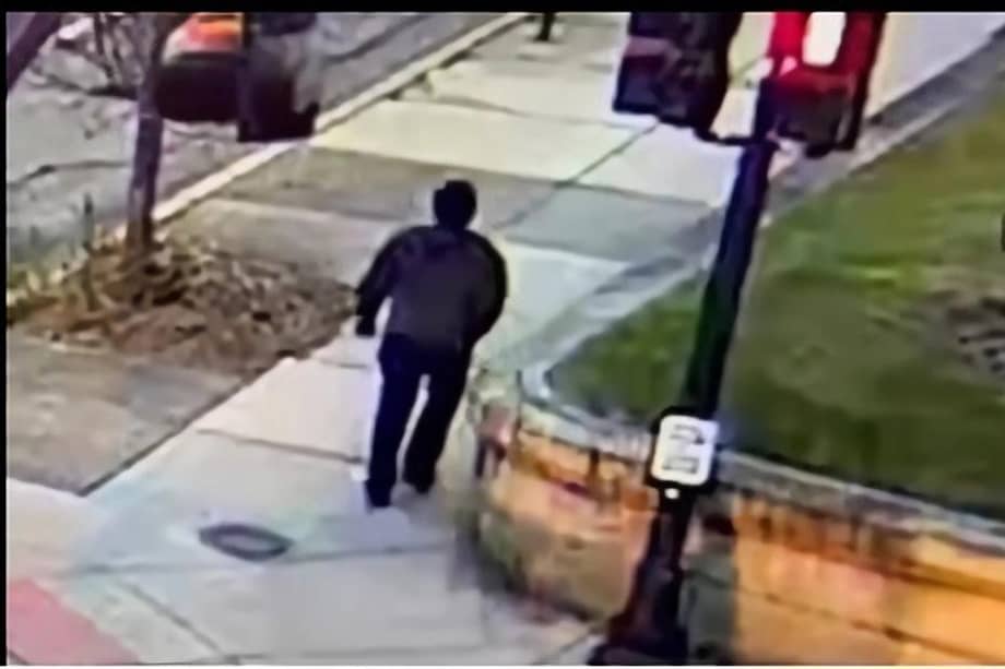 Composición de dos capturas del vídeo difundido por el Departamento de Policía de Providence donde se ve la persona de interés en el caso del Tiroteo de la Universidad Brown