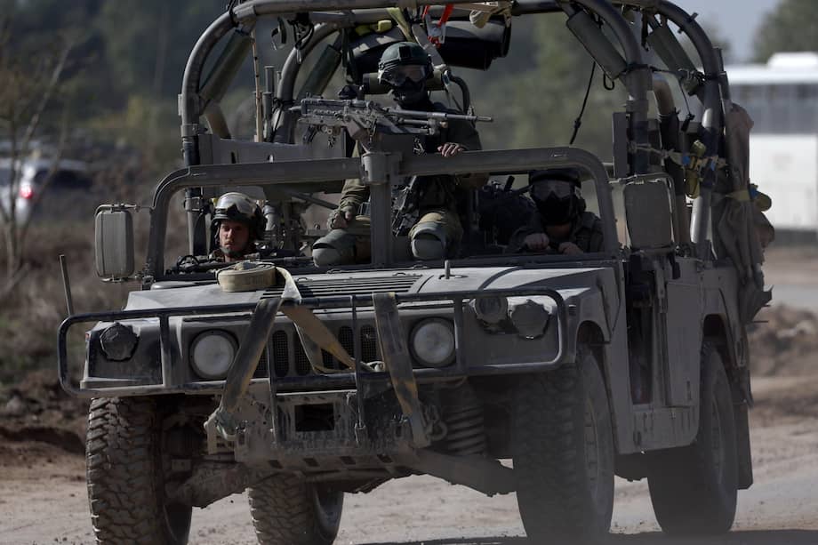 Más de 15.000 palestinos y al menos 1.200 israelíes han muerto, según la oficina de prensa del gobierno de Gaza y las Fuerzas de Defensa de Israel (IDF), desde que militantes de Hamás lanzaron un ataque contra Israel desde la Franja de Gaza el 7 de octubre, y las operaciones israelíes en Gaza y Cisjordania que le siguieron.