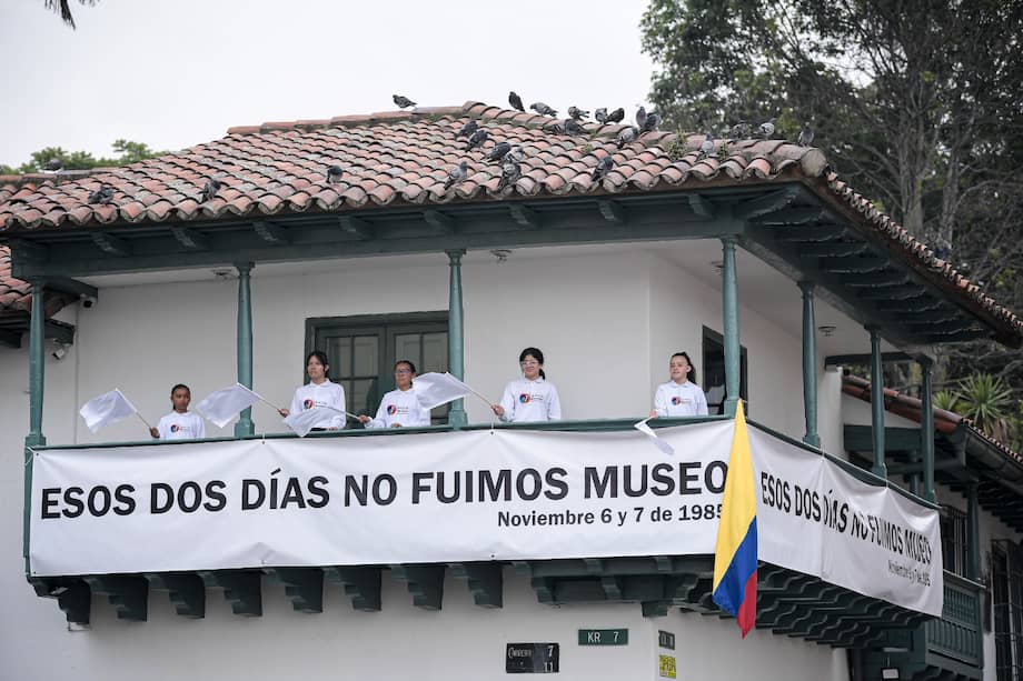 Entre los dos días que duro la toma y retoma del Palacio, lo que hoy es el museo de la Independencia, La Casa del Florero, en 1985 fue el lugar del horror y desaparición para muchos rehenes sobrevivientes que lograron salir del Palacio y fueron trasladados allí para ser registrados, interrogados e identificados por autoridades militares de inteligencia.