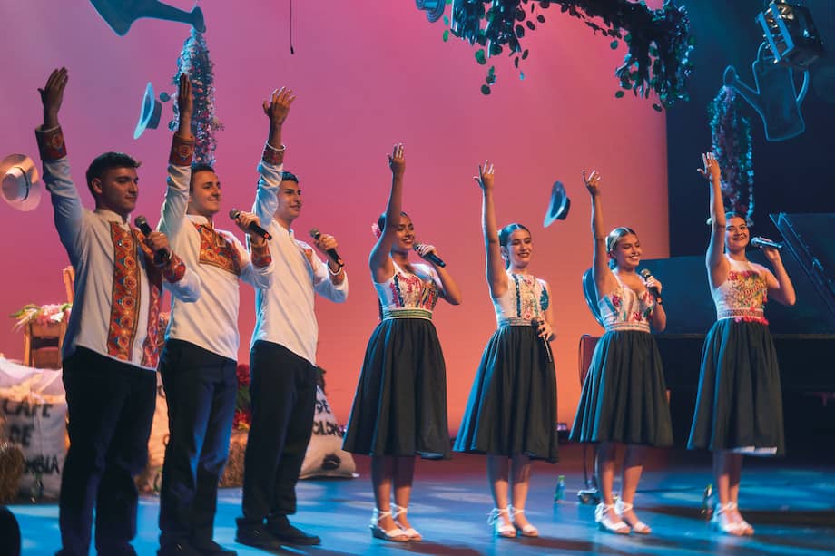 La gira que inicia este 18 de abril no es un evento aislado; es la octava vez que la agrupación se presenta en ciudades de los Estados Unidos. En esta ocasión, una delegación de 30 personas, compuesta por niños, niñas y jóvenes de entre 9 y 20 años, llevará un espectáculo que combina el rigor y la precisión del canto coral con la vistosidad de la danza folclórica.