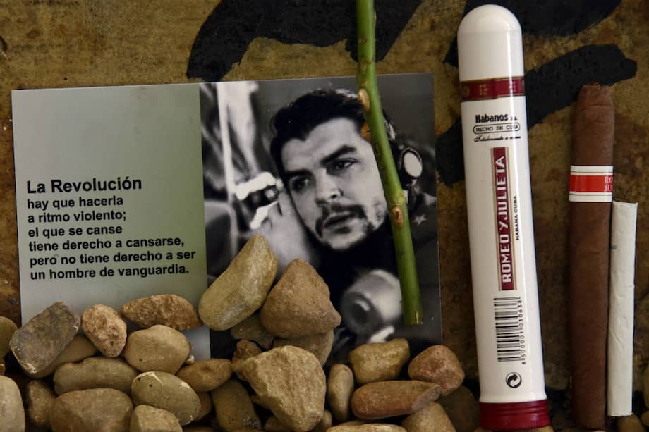 El 10 de octubre de 1967, un día después de su muerte, el cuerpo del guerrillero argentino Ernesto "Che" Guevara se expuso en una morgue improvisada en Vallegrande, en el sur de Bolivia, donde intentó lanzar una nueva revolución. / AFP