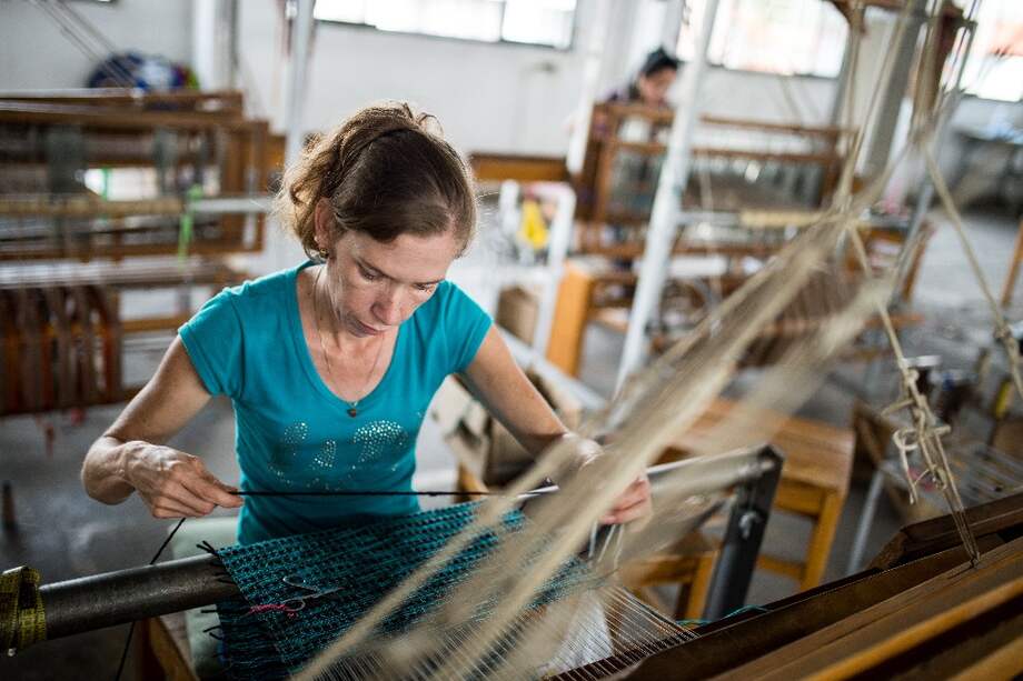 Sandra Mariño (foto) lleva más de diez años tejiendo un sueño: que las artesanas de la seda de Anserma sean reconocidas en el mundo. / Fotos: Juan José Horta