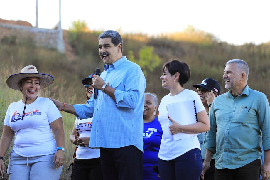 Nicolás Maduro (2-i) habla en un acto de gobierno este lunes, en Caracas (Venezuela).