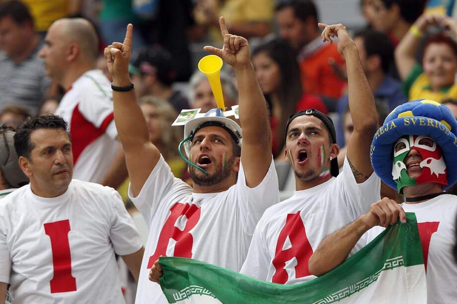 Aficionados iraníes durante el partido que se jugó en Curitiba. / EFE