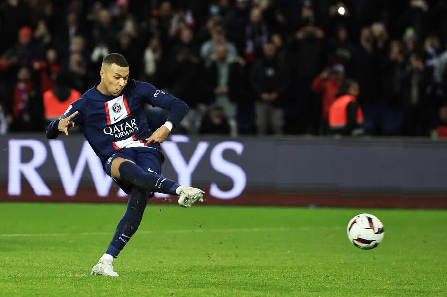 Kylian Mbappe al momento de anotar el penalti que significó el gol de la victoria del PSG frente al Estraburgo.