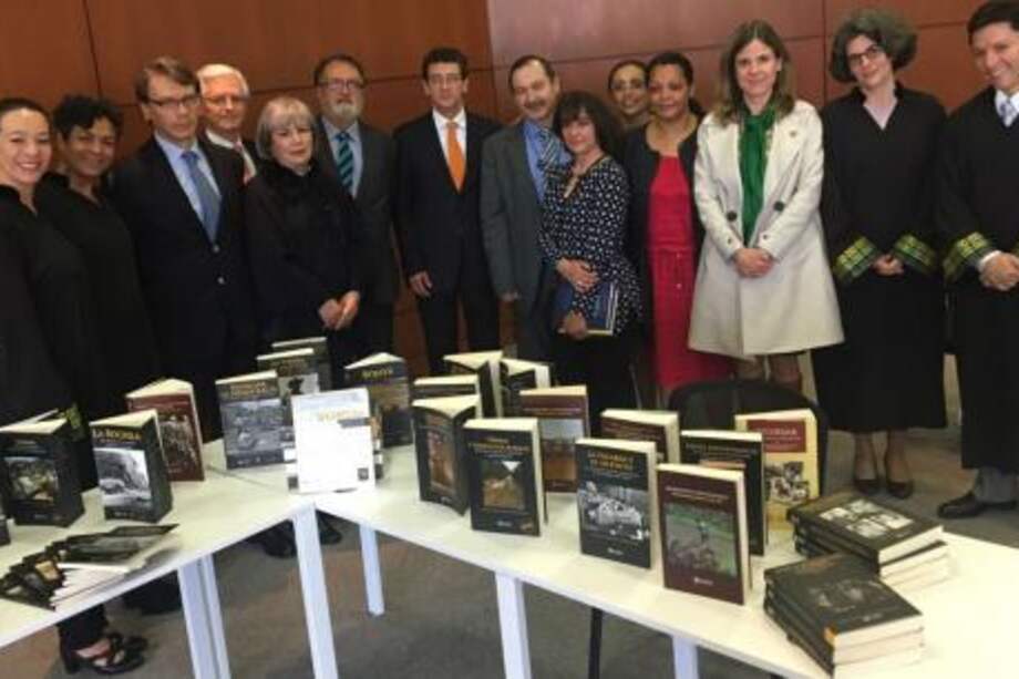 Magistrados de la Justicia Especial para la Paz recibiendo los informes del director del Centro Nacional de Memoria Histórica, Gonzalo Sánchez. / Cortesía JEP