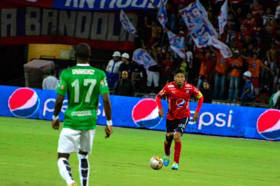 Cristian Marrugo (d) anotó el segundo gol del Medellín, de penal, a pocos minutos de culminar el clásico en el Atanasio Girardot. / @DIM_Oficial
