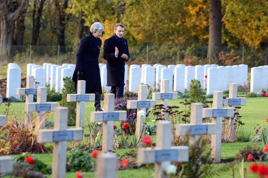 El presidente francés, Emmanuel Macron, con la Premier británica, Theresa May, en el Memorial de Thiepval. / Efe