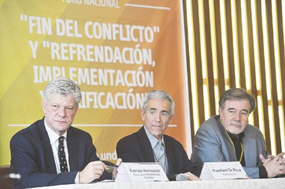 El padre Francisco de Roux (centro), ha sido fundamental en la búsqueda de la paz.