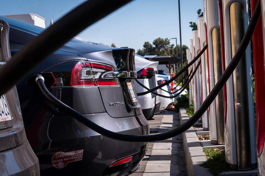 Estación de carga de Tesla para vehículos eléctricos en California. / Bloomberg